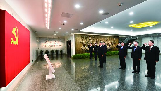 2017年10月31日，中共中央總書(shū)記、國家主席、中央軍委主席習近平帶領(lǐng)中共中央政治局常委李克強、栗戰書(shū)、汪洋、王滬寧、趙樂(lè )際、韓正，瞻仰上海中共一大會(huì )址和浙江嘉興南湖紅船。這是31日上午，在上海中共一大會(huì )址紀念館，習近平帶領(lǐng)其他中共中央政治局常委同志一起重溫入黨誓詞。 新華社記者 李濤/攝