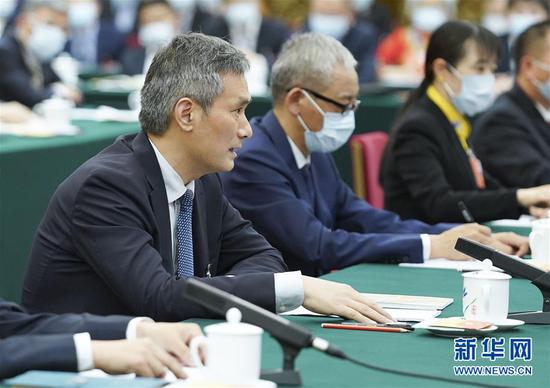 5月24日，全國人大代表羅杰（左一）參加湖北代表團的審議并發(fā)言。新華社記者 黃敬文 攝