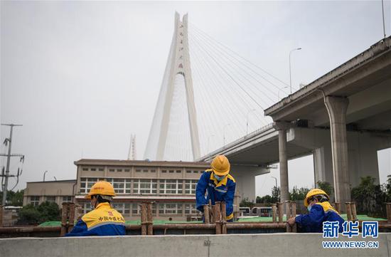  4月30日，來(lái)自中鐵七局的建設者在武漢武九北綜合管廊工程施工現場(chǎng)作業(yè)。新華社記者 肖藝九 攝