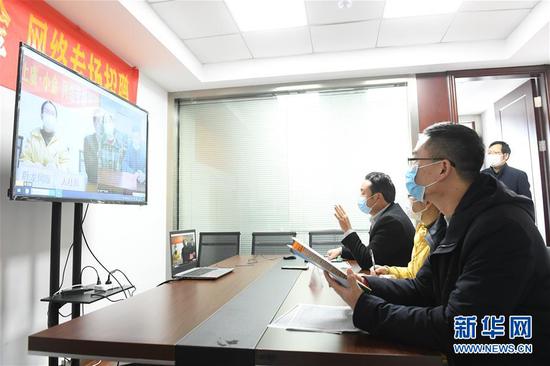  3月11日，在浙江省紹興市上虞區人社局，上虞區用人企業(yè)和四川省小金縣務(wù)工人員進(jìn)行網(wǎng)絡(luò )專(zhuān)場(chǎng)招聘。新華社記者 翁忻旸 攝