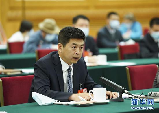  5月22日，全國人大代表費東斌參加內蒙古代表團的審議并發(fā)言。新華社記者 黃敬文 攝